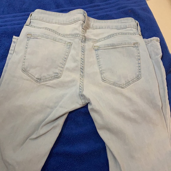 Old Navy | short mid-rise |distressed jeans| light blue | size 6 - Picture 2 of 11
